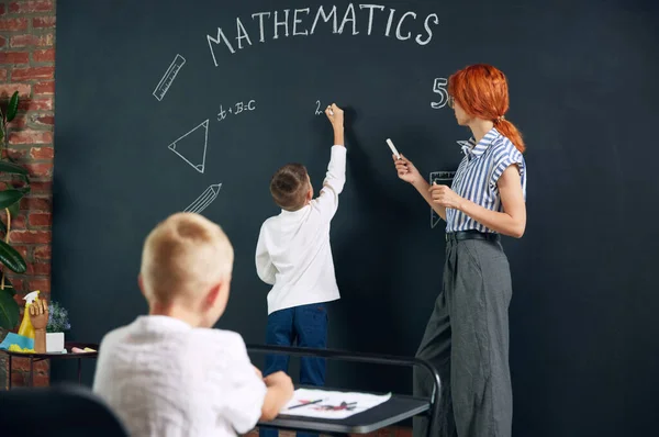 Маленький Бот Дитина Студент Стоїть Дошці Пишучи Вирішуючи Математичні Завдання — стокове фото