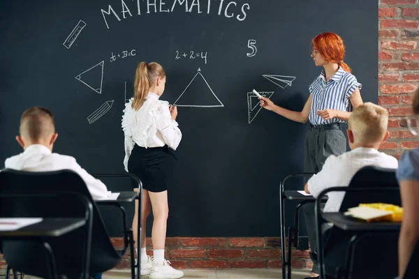 Jovem Professora Matemática Postos Com Aluna Resolver Tarefas Geometria Desenhos — Fotografia de Stock
