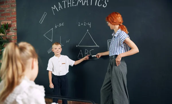Молодая Женщина Учитель Стоящий Доски Маленьким Мальчиком Ребенок Преподаватель Математики — стоковое фото