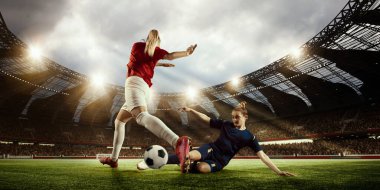 Futbol kupası. Üç boyutlu açık hava sahasında oynayan iki kadın, profesyonel futbolcular galibiyet için yarışıyor. Profesyonel spor kavramı, rekabet, dinamik, oyun, reklam