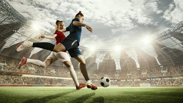 Dynamiczny Obraz Dwóch Kobiet Sportowców Piłkarzy Ruchu Podczas Meczu Biegania — Zdjęcie stockowe