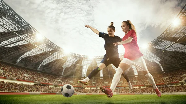 Dwie Kobiety Profesjonalna Piłka Nożna Piłkarze Ruchu Podczas Meczu Gra — Zdjęcie stockowe