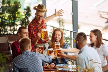 Genç pozitif insanlar, arkadaşlarla buluşmalar, neşeli konuşmalar, bira içmeler. Birlikte rahatça yemek yiyorduk. Oktoberfest kavramı, geleneksel zevk, arkadaşlık, boş zaman, keyif