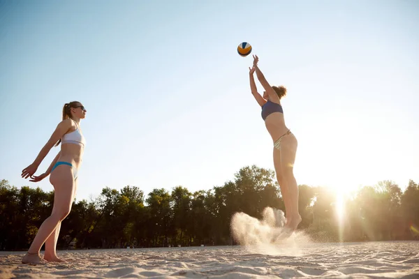 Dwie Kobiety Przyjaciółki Grające Siatkówkę Plażową Świeżym Powietrzu Ciepły Letni — Zdjęcie stockowe