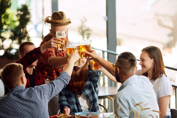 Jóvenes Sonrientes Amigos Alegres Reunidos Pub Bebiendo Cerveza Divirtiéndose Celebración — Foto de Stock