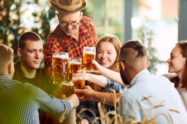 Jeunes Gens Souriants Amis Joyeux Réunissant Dans Pub Buvant Bière — Photo