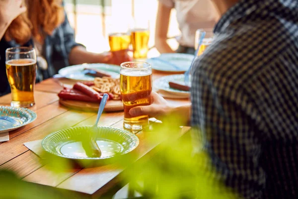 年轻人 朋友们在温暖的日子里相聚在一起 坐在酒吧里 喝着美味的啤酒 在一起度过愉快的时光 五斗节的概念 传统品味 闲暇时间 — 图库照片