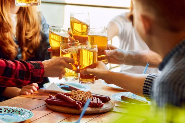 Jovens Amigos Que Reúnem Dia Quente Sentados Pub Bebendo Deliciosa — Fotografia de Stock