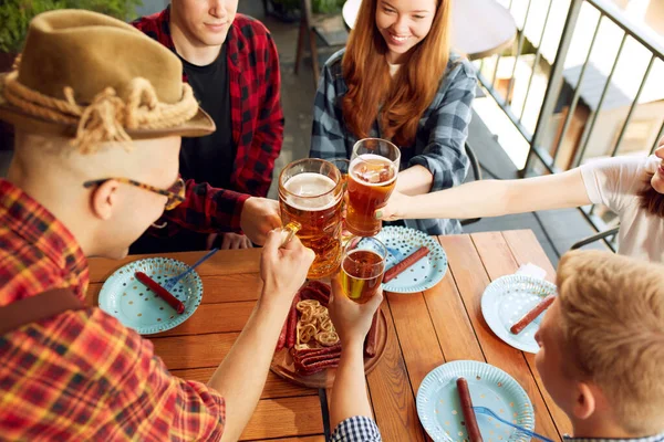 Tio View Image Young People Friends Cheerfully Spending Time Together — Stock Photo, Image