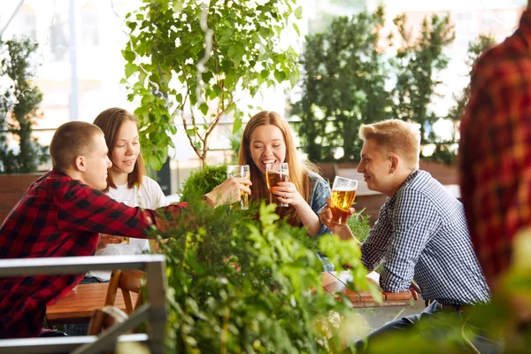 快乐的年轻人在温暖的日子相遇在酒吧 咖啡馆 在一起玩得很开心 喝啤酒 传统品味 闲暇时间 享乐等概念 — 图库照片