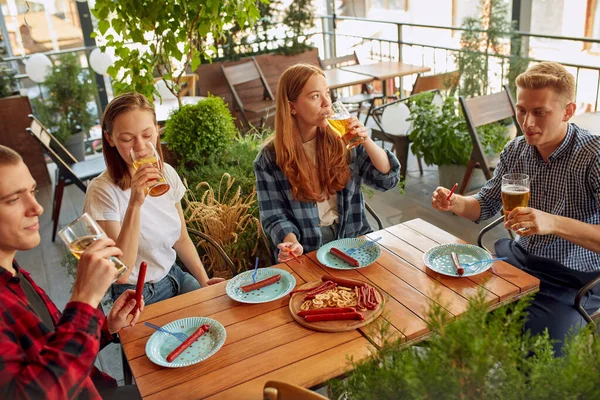 Young People Friends Colleagues Meeting Pub Sunny Day Drinking Lager — Stock Photo, Image