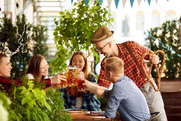 Young Delightful People Meeting Warm Day Pub Cafe Having Good — Stock Photo, Image
