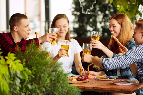 Young People Friends Colleagues Meeting Pub Sunny Day Drinking Lager — Stock Photo, Image