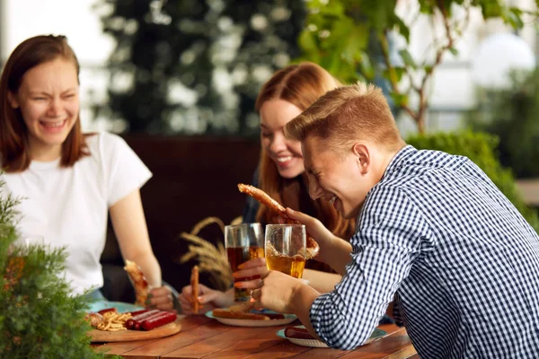 Ungdomar Vänner Par Som Sitter Uteservering Cafépub Dricker Pratar Har — Stockfoto