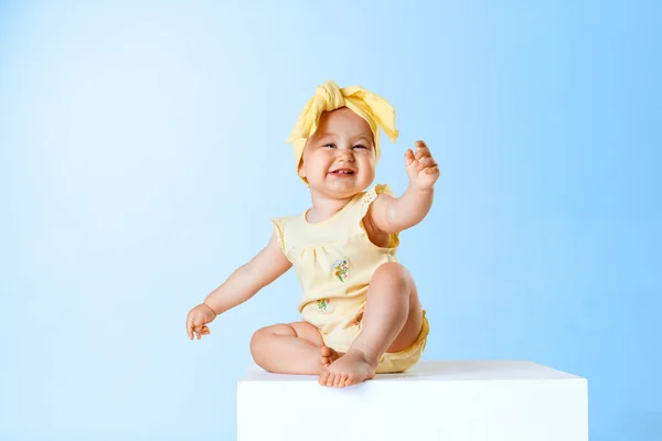 素敵な 愛らしい子供 かわいい服を着て青いスタジオの背景に微笑んでいる赤ん坊の女の子 子供時代 新生児のライフスタイル ケアの概念 Adのためのスペースをコピーする — ストック写真