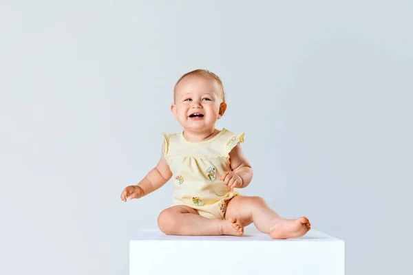 陽気な小さな女の子 トッドラー 子供の肖像画は静かに座って灰色のスタジオの背景に笑っています 子供時代 新生児のライフスタイル ケアの概念 Adのためのスペースをコピーする — ストック写真