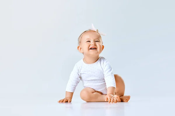 Neşeli Küçük Bir Kızın Portresi Yeni Yürümeye Başlayan Bir Bebek — Stok fotoğraf
