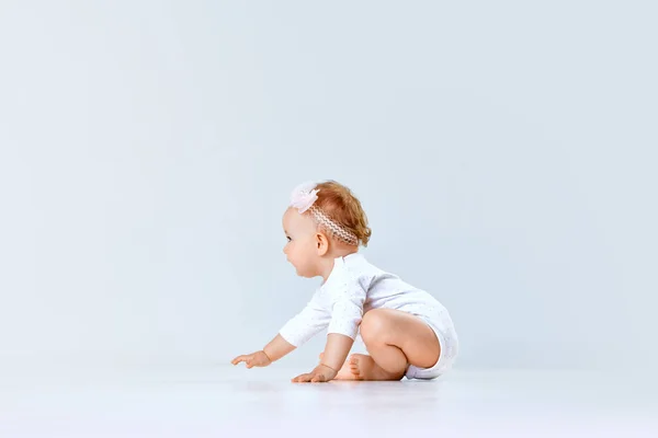Bella Bambina Bambino Con Accessori Testa Elegante Seduto Iniziando Strisciare — Foto Stock