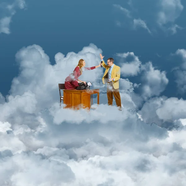 Dühös Érzelmes Üzletember Személyes Segítsége Munka Közben Felhők Között Állva — Stock Fotó