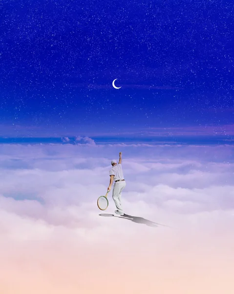배경에 구름에 테니스를 콜라주 환상의 초현실주의 상상력 — 스톡 사진