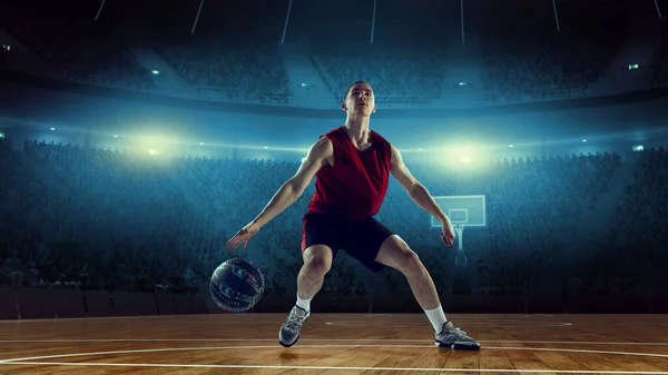 Konzentrierter Und Motivierter Junger Mann Athlet Basketballspieler Bewegung Während Des — Stockfoto
