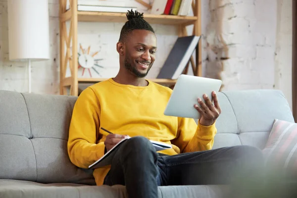 Junger Lächelnder Afrikanischer Mann Student Der Hause Auf Dem Sofa — Stockfoto