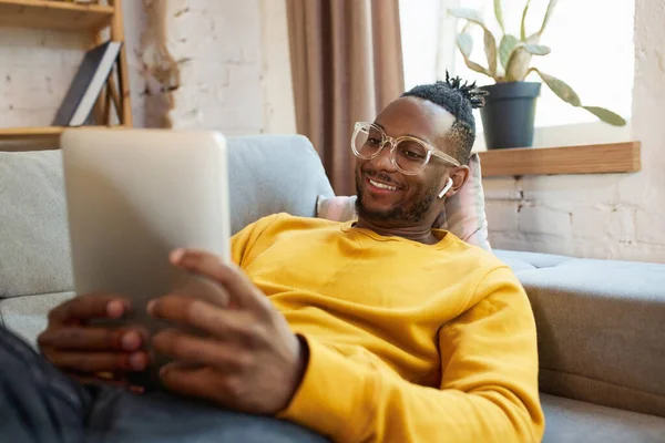 Glücklich Lächelnder Junger Afrikaner Mit Brille Hause Auf Dem Sofa — Stockfoto