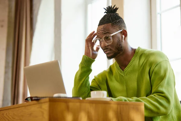 Schwierige Aufgaben Junger Afrikanischer Mann Angestellter Der Von Hause Aus — Stockfoto