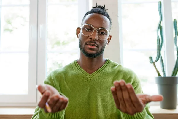 Junger Afrikaner Mit Brille Sitzt Hause Und Studiert Online Videoanruf — Stockfoto