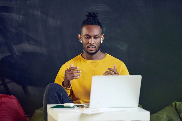 Junge Afrikanische Männer Die Aus Der Ferne Online Arbeiten Führen — Stockfoto