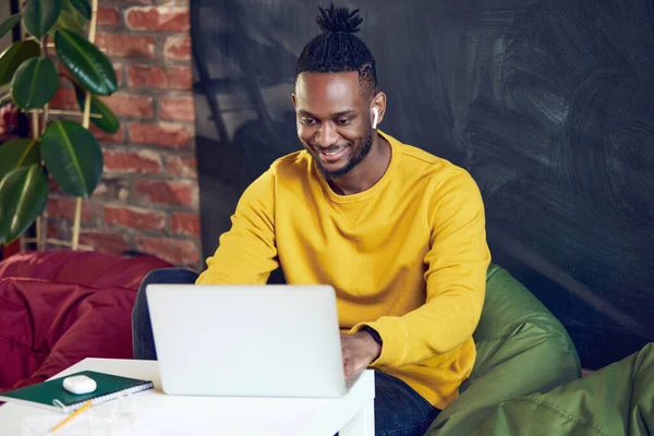 Junge Afrikanische Mann Sitzt Und Arbeitet Aus Der Ferne Online — Stockfoto