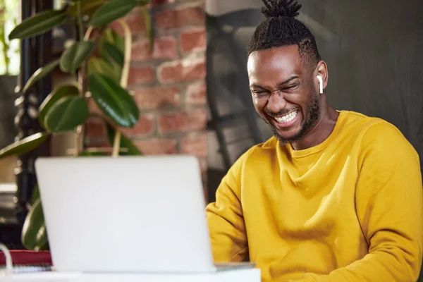 Hombre Africano Joven Sentado Trabajando Remotamente Línea Ordenador Portátil Sonriendo — Foto de Stock
