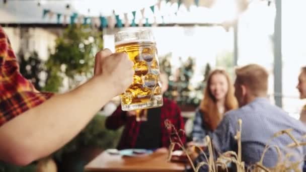 Jóvenes Alegres Amigos Conociendo Pub Cálido Día Verano Bebiendo Deliciosa — Vídeo de stock