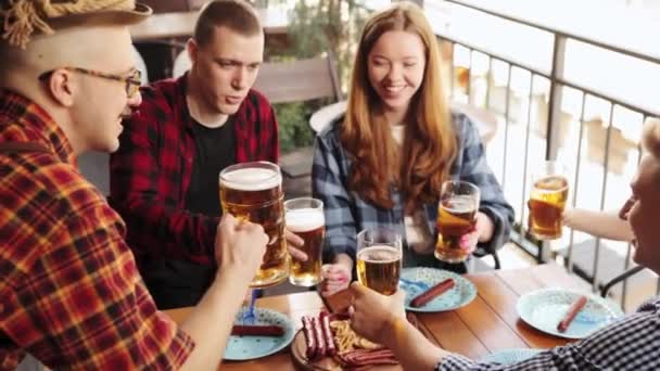 Młodzi Uśmiechnięci Ludzie Weseli Przyjaciele Spotykający Się Pubie Pijący Piwo — Wideo stockowe