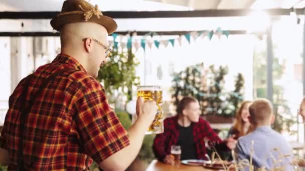 Jóvenes Personas Encantadoras Amigos Que Reúnen Pub Día Soleado Beber — Vídeo de stock