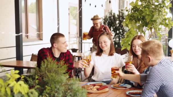 Молоді Усміхнені Люди Веселі Друзі Зустрічаються Разом Пабі Ють Пиво — стокове відео