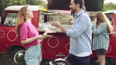 Arkadaşlarla dışarıda parti, piknik, neşeli sohbetler, kokteyl yapmak ve içmek. Barbekü. Keyif. Parti, arkadaşlık, yaz, boş zaman, açık hava aktivitesi, eğlence ve neşe kavramı