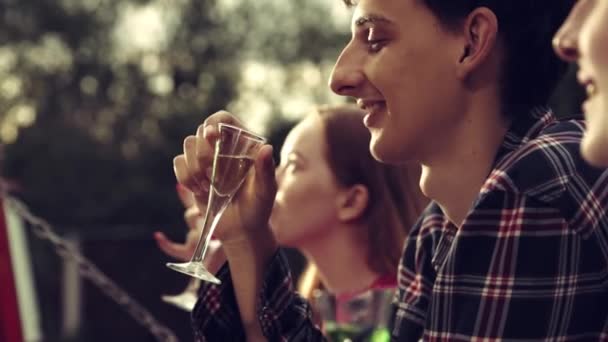 Unga Människor Som Har Roligt Utomhusfest Dricker Cocktails Pratar Spenderar — Stockvideo