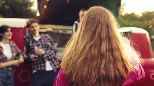 Ungdomar Vänner Som Står Vid Skåpbilen Med Kille Som Gör — Stockvideo