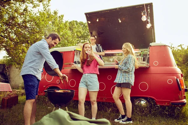 Friends Meeting Countryside Warm Summer Day Having Picnic Barbecue Cooking — Stock Photo, Image