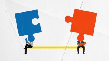 Resmi giyinen iş adamları, kafalarında haber okuyan, beyin fırtınası yapan dev konuşma baloncuklarıyla giyiniyorlar. Hareket etmeyi, animasyonu durdurun. İş iletişimi, yenilik kavramı. Yaratıcı tasarım. İlan için alanı kopyala