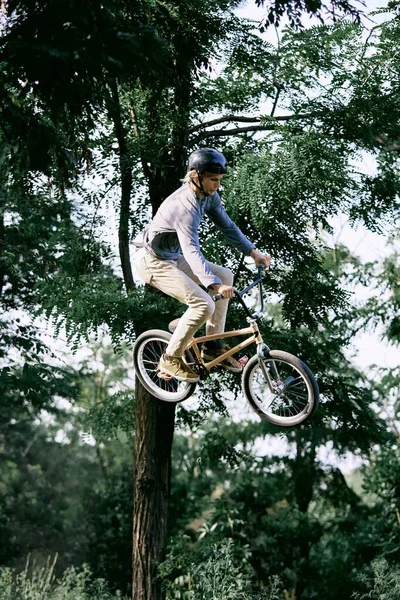 全长动态形象的年轻人骑运动自行车 Bmx 跳得很高 耍花样 在公园外面训练 积极生活方式 业余爱好的概念 — 图库照片