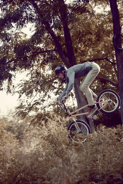 Jeune Homme Entraînement Équitation Bmx Vélo Extérieur Dans Parc Avec — Photo