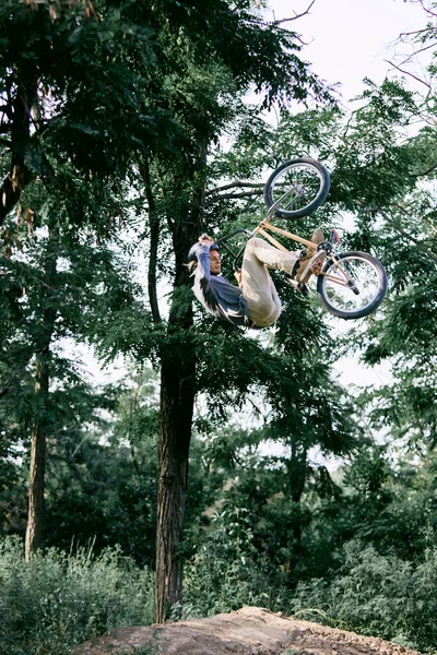 Tehlikeli Bir Yolculuk Genç Aktif Bir Adam Ormanda Motosiklet Sürüyor — Stok fotoğraf