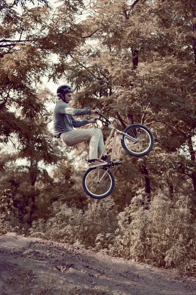 Jovem Treinamento Equitação Bmx Bicicleta Livre Parque Com Estradas Especiais — Fotografia de Stock