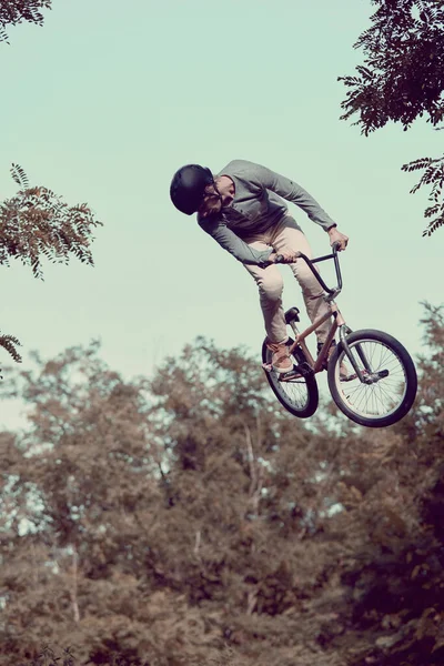 Jovem Treinamento Equitação Bmx Bicicleta Livre Parque Com Estradas Especiais — Fotografia de Stock