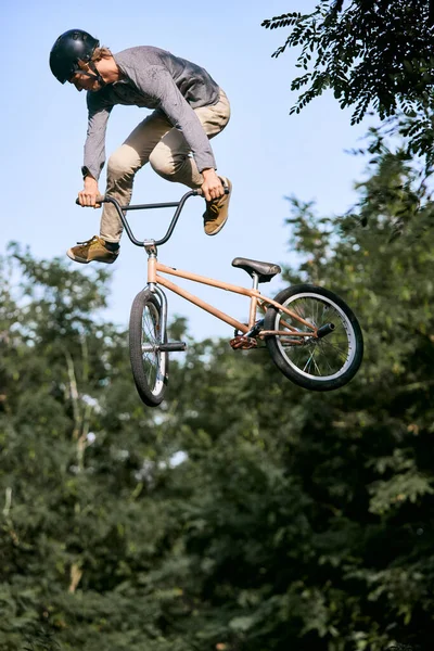 Full Längd Dynamisk Bild Ung Kille Ridning Sport Cykel Bmx — Stockfoto