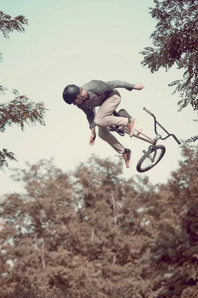 Joven Deportista Montando Bicicleta Bmx Aire Libre Entrenando Haciendo Trucos —  Fotos de Stock