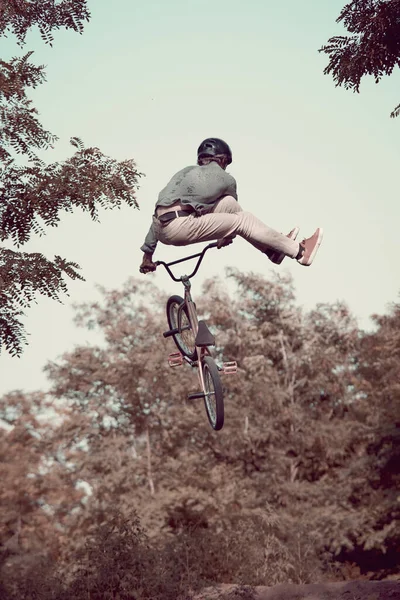 숲에서 Bmx 자전거를 어려운 위험한 트릭에서 남자의 역동적인 이미지 활동적인 — 스톡 사진