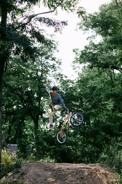 Viaje Peligroso Joven Hombre Activo Montar Bicicleta Bmw Aire Libre — Foto de Stock